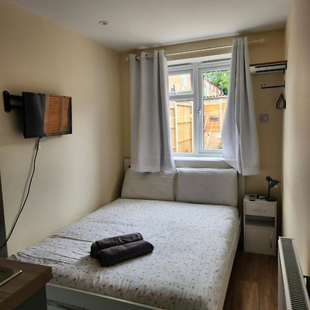 Ensuite Studio Flat Crawley-Gatwick Ifield Exterior foto
